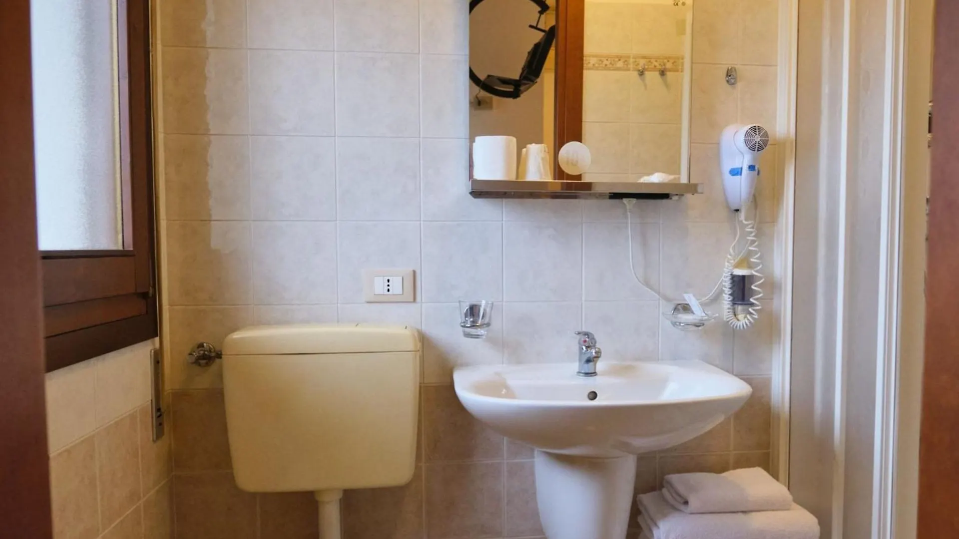 Room In Bb - Single Room For Bike Lovers In A Bb In Porto Viro 0*,